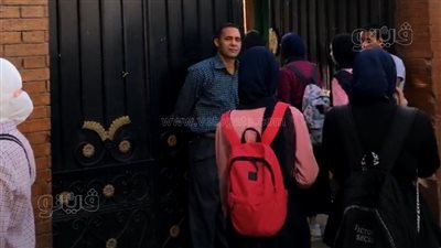 توافد طالبات ثانية ثانوي لأداء امتحان مادتي الأحياء والفلسفة | فيديو