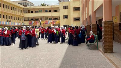 طلاب ثانية ثانوي بسوهاج يتوافدون على المدارس لأداء امتحان مادة الأحياء | فيديو 