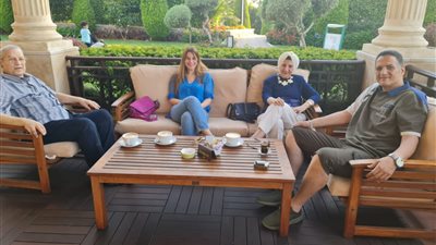 إيناس كامل تتألق بإطلالة أنيقة وجذابة مع عائلتها | صور