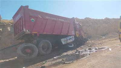 إصابة شخص في حادث تصادم سيارتين بـ15 مايو | صور