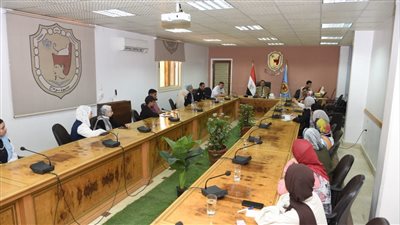  رئيس جامعة سوهاج يجتمع مع أعضاء فريق عمل التأهيل لحل مشاكلهم