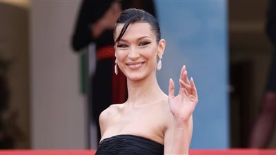 بيلا حديد تتألق بفستان أسود على السجادة الحمراء في كان