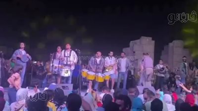 شخص يقتحم مسرح سور القاهرة للرقص على عروض فرقة بيب باند| فيديو