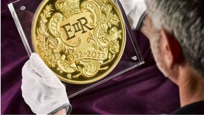 احتفالا باليوبيل الماسي للملكة إليزابيث.. بريطانيا تسك أكبر عملة في تاريخها من الذهب الخالص