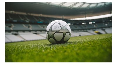 بيع كرة نهائي دوري أبطال أوروبا بالمزاد.. والأرباح لمفوضية اللاجئين