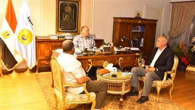 فتح 20 منفذا لبيع المواد الغذائية واللحوم بأسعار مخفضة بقرى أسيوط 