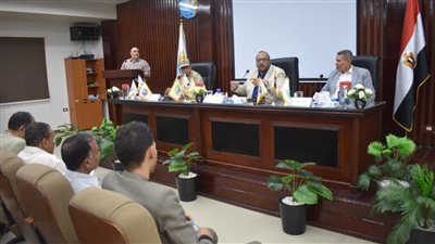 مياه سوهاج تبحث الموقف التنفيذي لمشروع الوصلات المنزلية بقرى حياة كريمة