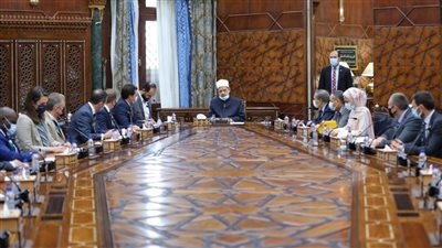 شيخ الأزهر يجري حوارًا مفتوحًا مع وفد الكلية الملكية لدراسات الدفاع البريطاني 