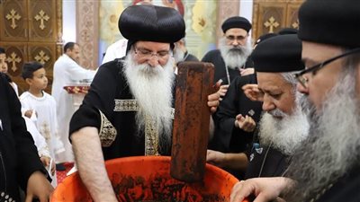 أسقف طما يدشن أيقونات ويرسم شمامسة بكنيسة القديس يوحنا