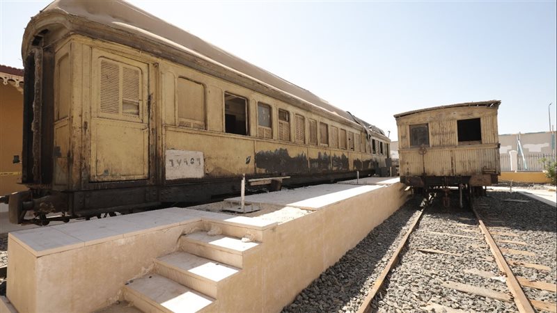 عربتي قطار سكة حديد