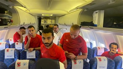 بشعار ٩٠ عاما.. مصرللطيران تستقبل بعثة النادي الأهلي بمطار القاهرة|صور