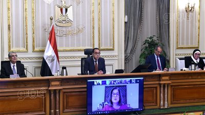 رئيس الوزراء في اجتماع المائدة المستديرة.. تقدمنا بطلب لصندوق النقد للحصول على قرض جديد