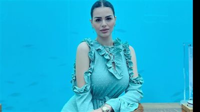 إطلالة غريبة لـ هنادي مهنا بمطعم تحت المياه وسط الأسماك بجزر المالديف | صور