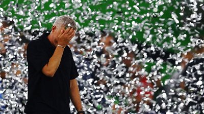 مورينيو يبكي بعد تتويج روما بدوري المؤتمر الأوروبي.. ويعلن رغبته في الاستمرار | فيديو