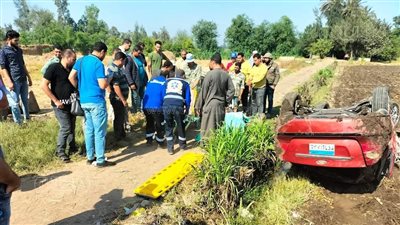 مصرع شخص وإصابة 2 آخرين في انقلاب سيارة بالغربية | صور 