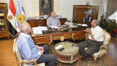 محافظ أسيوط يعلن فتح منافذ متنقلة لبيع السلع الزراعية ومنتجات الدواجن بأسعار مخفضة 