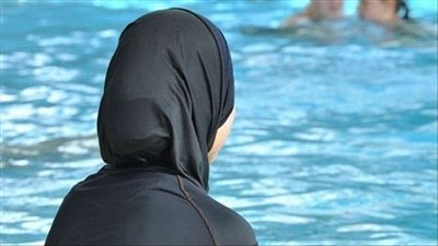 محكمة فرنسية تمنع البوركينى في حمامات السباحة