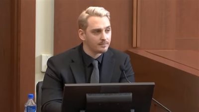 موظف TMZ يحرج محامية آمبر هيرد | فيديو