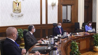 رئيس الوزراء يتابع خطط التوسع في مشروعات تحلية مياه البحر