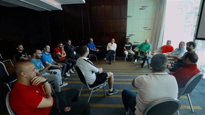 الخطيب يجتمع مع الطاقم الإداري لبعثة الأهلي في المغرب 