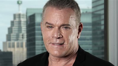 تفاصيل وفاة الممثل راي ليوتا أثناء نومه