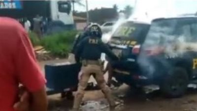 رموا عليه عبوة غاز وقفلوا الباب.. فيديو صادم لمقتل شاب داخل سيارة شرطة بالبرازيل