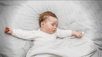 دراسة: إطعام الطفل عند 4 شهور يجعله ينام فترة أطول