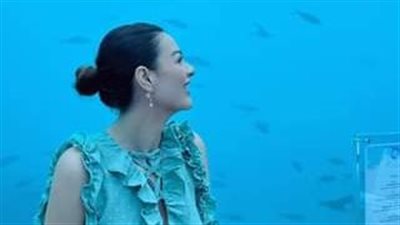 هنادي مهنا تغازل جمهورها من مطعم في أعماق البحر