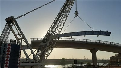 تركيب الكمرات المعدنية لكوبري منقباد العلوي الجاري إنشاؤه أعلى الترعة الإبراهيمية بأسيوط 