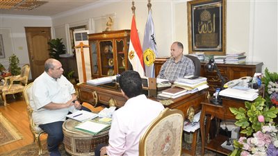 محافظ أسيوط يوجه بإنهاء الإجراءات الخاصة بملفات تقنين أوضاع المواطنين 