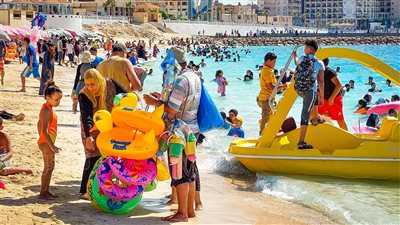 بدأت زحمة الصيف.. إقبال كبير على بحر مطروح|فيديو