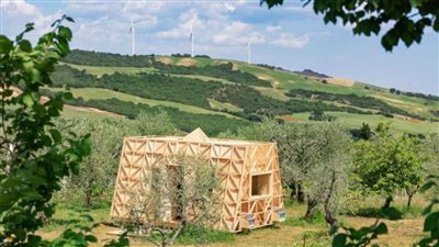 إيطالي يبتكر أول مزرعة نحل سياحية 