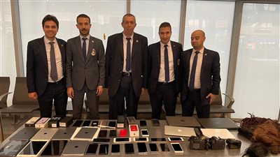 ضبط 25 هاتفا و3 كاميرات و4 لاب توب بحوزة راكب في مطار القاهرة