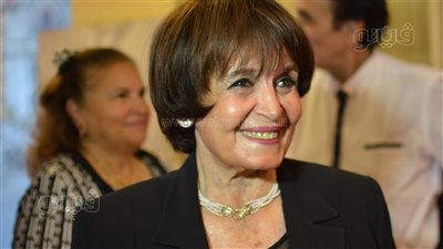 سميرة أحمد تهدي جائزة 