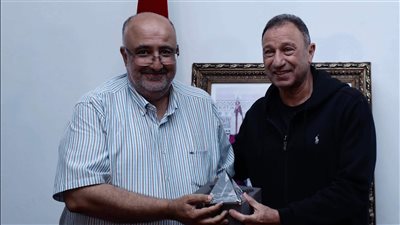 الخطيب يهدي درع وعلم الأهلي لرئيس مقاطعة عين السبع بالمغرب