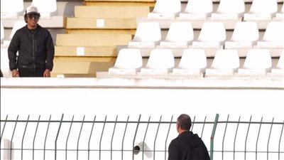 الخطيب يهدي مشجعا نرويجيا تذكرة حضور نهائي أفريقيا