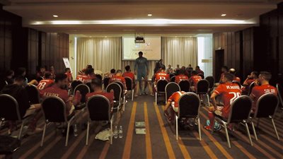 محاضرة من وفد الكاف للاعبي الأهلي والجهاز الفني 