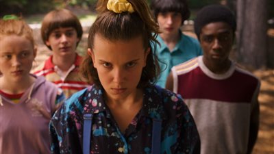 نتفليكس تروج لمسلسل Stranger Things على حبل الفيل في مدينة العُلا| فيديو