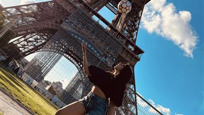 كاميلا كابيو تلعب الكرة أمام برج إيفل قبل إحياءها نهائي دوري أبطال أوروبا | صور