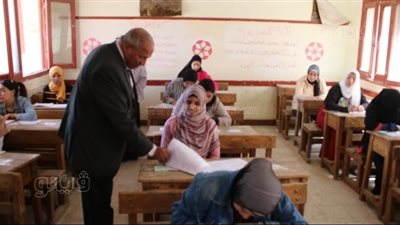 في يومها الأول.. وكيل تعليم بني سويف يتفقد لجان امتحانات الدبلومات الفنية