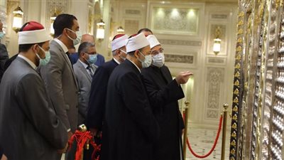 شيخ الأزهر يتفقد أعمال التجديد بمسجد الحسين | صور