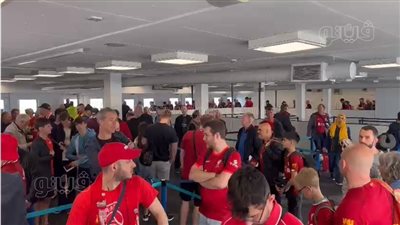 حصري من إنجلترا.. توافد جماهير الريدز على مطار ليفربول استعدادا للسفر إلى باريس|فيديو