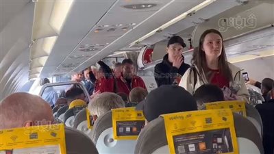 شاهد من داخل الطائرات.. جماهير الريدز تغادر إلى فرنسا لحضور مباراة ليفربول والريال | خاص