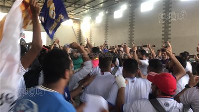 بالأعلام وتيشرتات ريال مدريد.. تشجيع كبير من جماهير الملكي بالقاهرة قبل لقاء ليفربول | فيديو