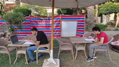 هنشجع ونذاكر.. طالب بالثانوية يذاكر دروسه أثناء انتظار مباراة ليفربول وريال مدريد