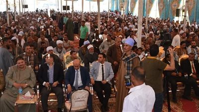 جلسة صلح بين أبناء العمومة في سوهاج وتقديم الكفن | فيديو 