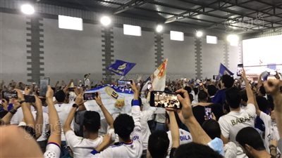 زحام كبير لمشجعي ريال مدريد بالقاهرة لمشاهدة مباراة فريقهم أمام ليفربول | فيديو