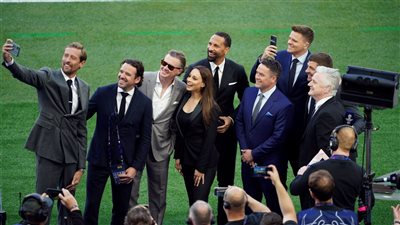 نجوم الكرة الإنجليزية يلتقطون سيلفي من ملعب نهائي دوري أبطال أوروبا