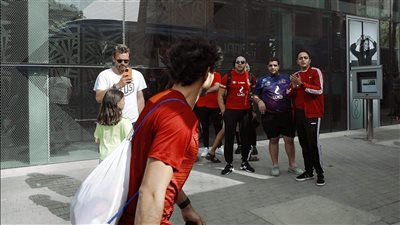 جماهير الأهلي تؤازر اللاعبين بفندق الإقامة بالمغرب 