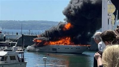 حريق يلتهم يختا ويتسبب في إخلاء الشواطئ ببريطانيا | صور